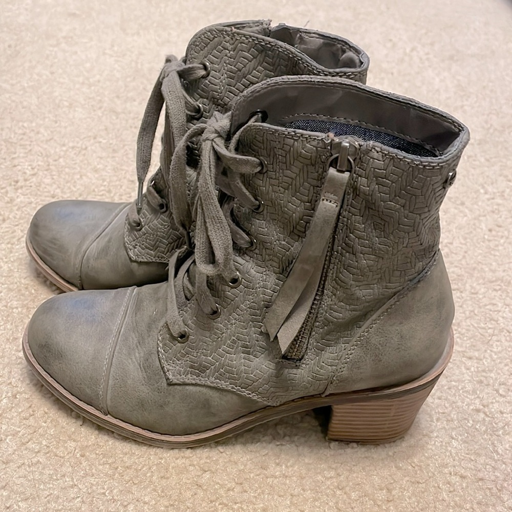 Women’s Roxy booties, size 7.5